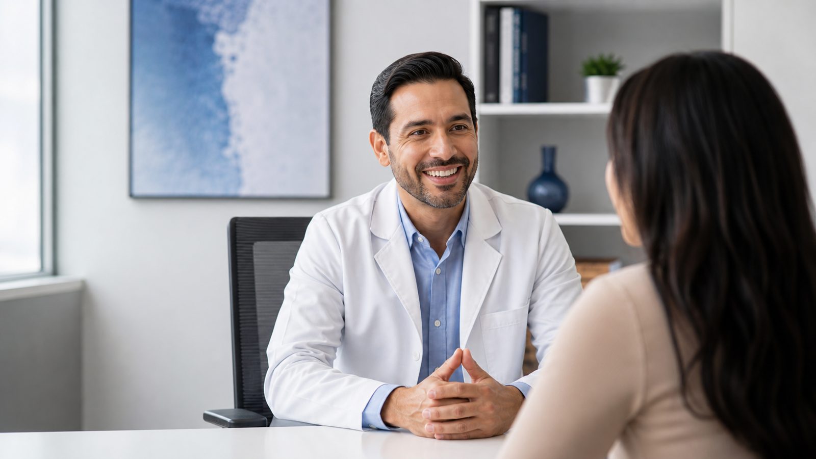 Médico conversando con una paciente en consulta